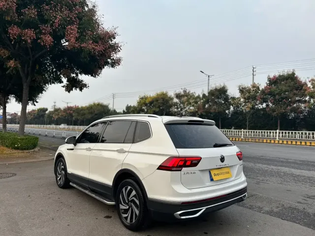 Volkswagen Tiguan L — Фото автомобиля 3