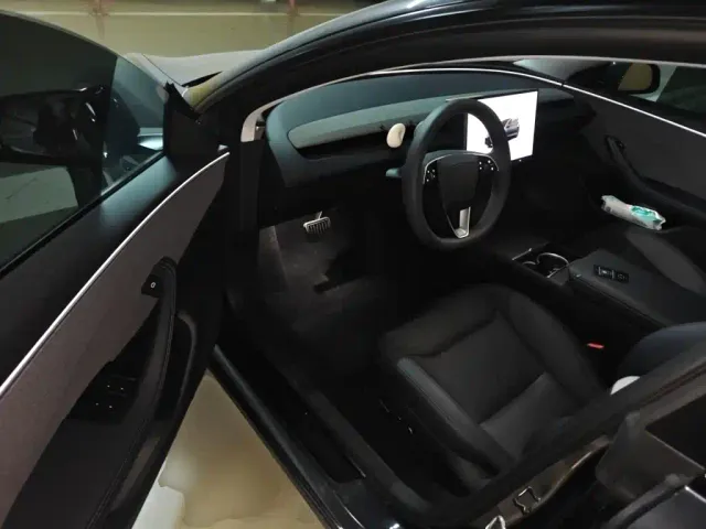 Tesla Model 3 — Фото автомобиля 12
