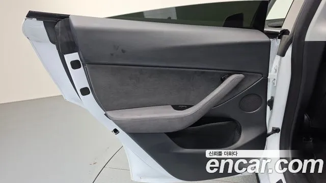 Tesla Model Y — Фото автомобиля 17