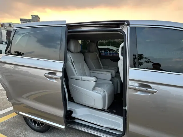 Roewe iMAX8 — Фото автомобиля 14