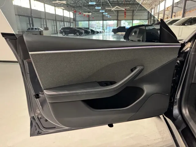Tesla Model 3 — Фото автомобиля 13