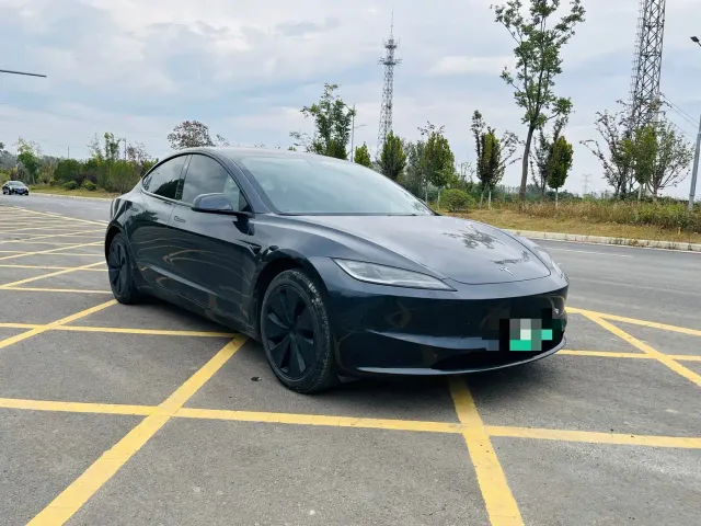 Tesla Model 3 — Фото автомобиля 3