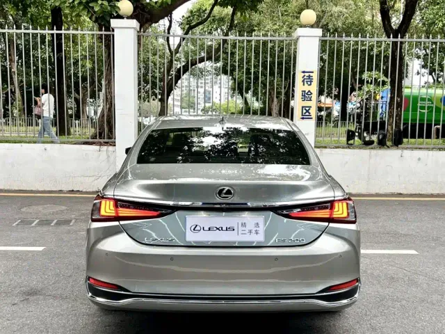 Lexus ES — Фото автомобиля 8