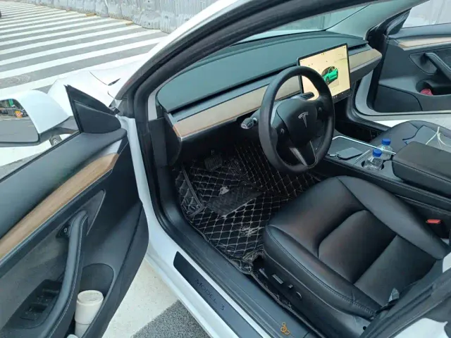 Tesla Model 3 — Фото автомобиля 17