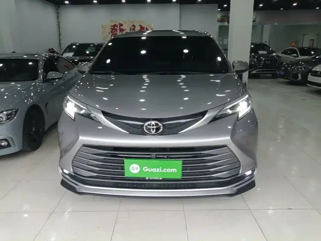 Toyota Sienna — Фото автомобиля 2