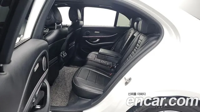 Mercedes-Benz E-Class — Фото автомобиля 20