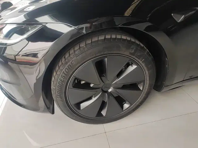 Tesla Model 3 — Фото автомобиля 22