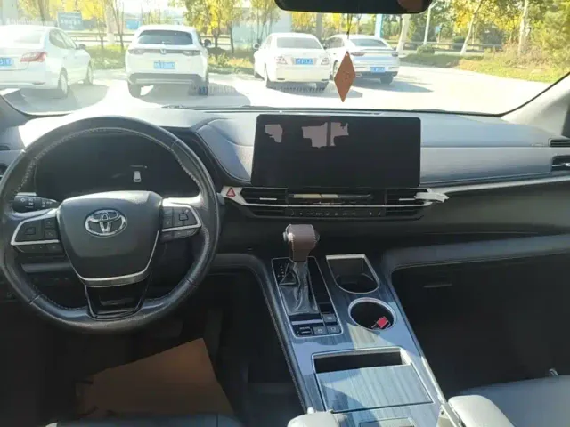 Toyota Sienna — Фото автомобиля 9