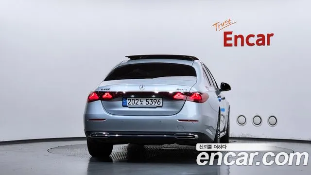 Mercedes-Benz E-Class — Фото автомобиля 4