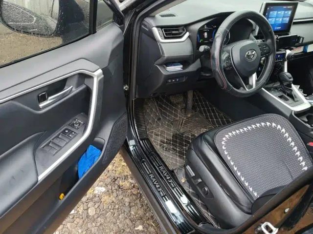 Toyota RAV4 — Фото автомобиля 12