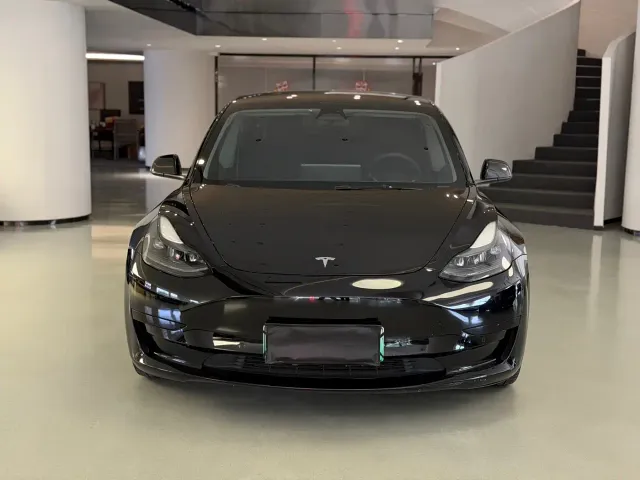 Tesla Model 3 — Фото автомобиля 2