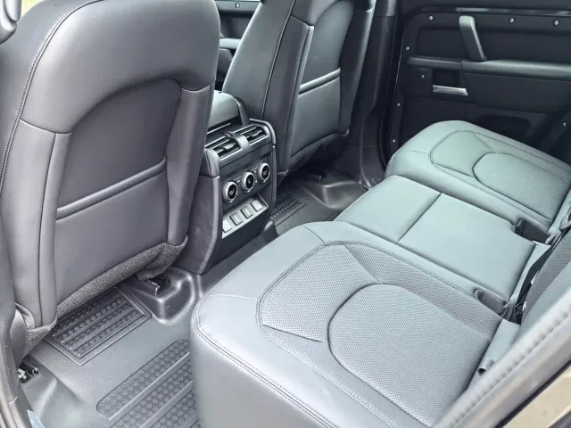 Land Rover Defender — Фото автомобиля 14