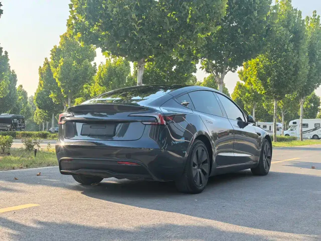 Tesla Model 3 — Фото автомобиля 9