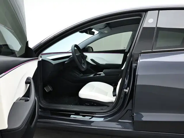 Tesla Model 3 — Фото автомобиля 11