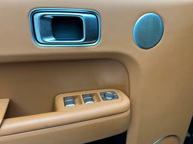 Li Auto L8 — Фото автомобиля 10