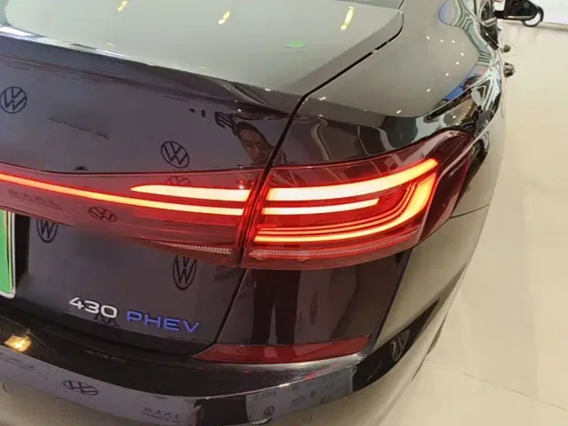 Volkswagen Passat — Фото автомобиля 7