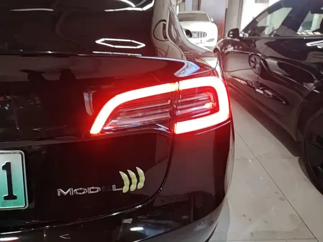 Tesla Model 3 — Фото автомобиля 7