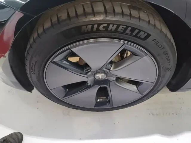 Tesla Model 3 — Фото автомобиля 22
