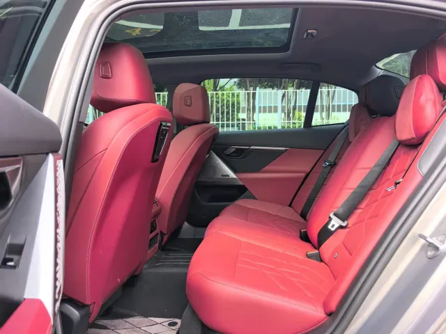 BMW 5 Series — Фото автомобиля 11