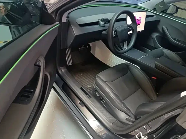 Tesla Model 3 — Фото автомобиля 15