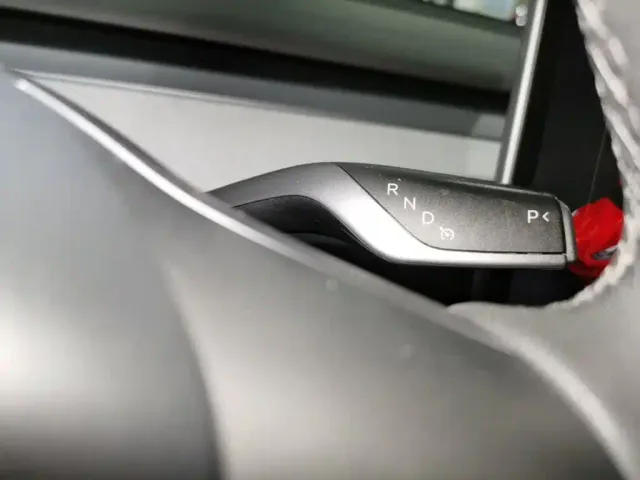 Tesla Model Y — Фото автомобиля 13