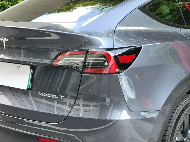 Tesla Model Y — Фото автомобиля 17