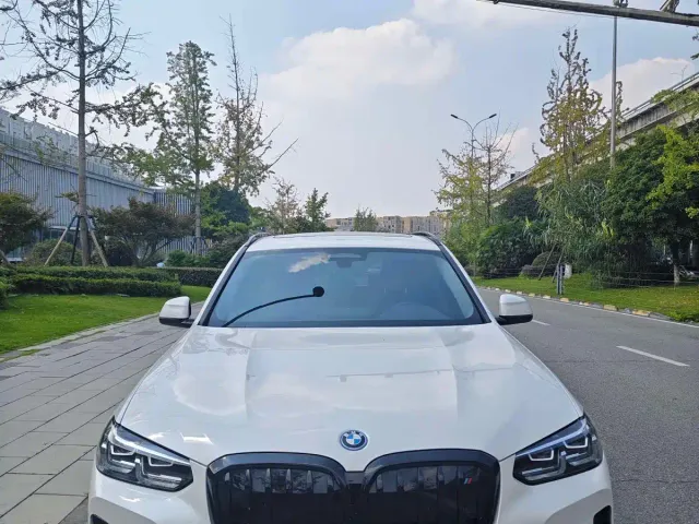 BMW iX3 — Фото автомобиля 2