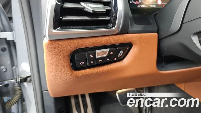 BMW 8 Series G15 — Фото автомобиля 27