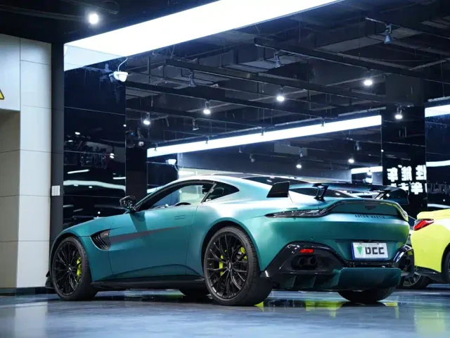 Aston Martin V8 Vantage — Фото автомобиля 4