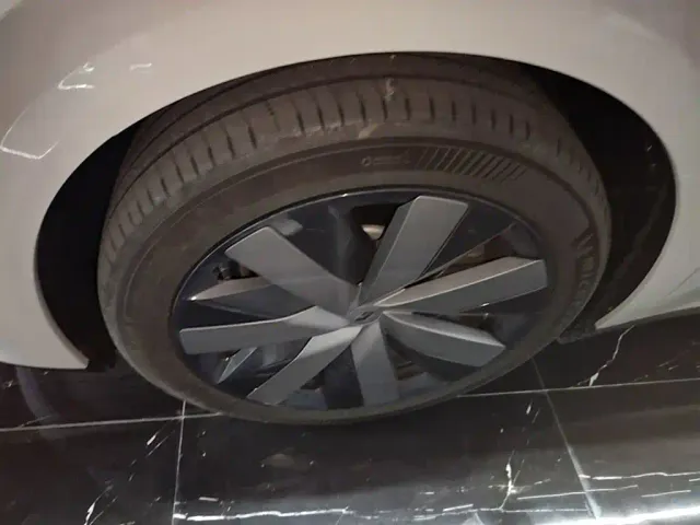 Li Auto i8 — Фото автомобиля 22
