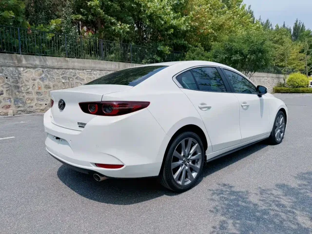 Mazda Axela — Фото автомобиля 4