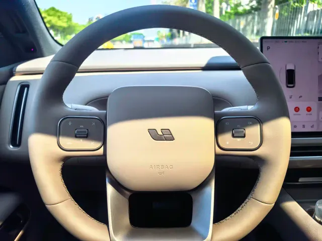 Li Auto L6 — Фото автомобиля 12