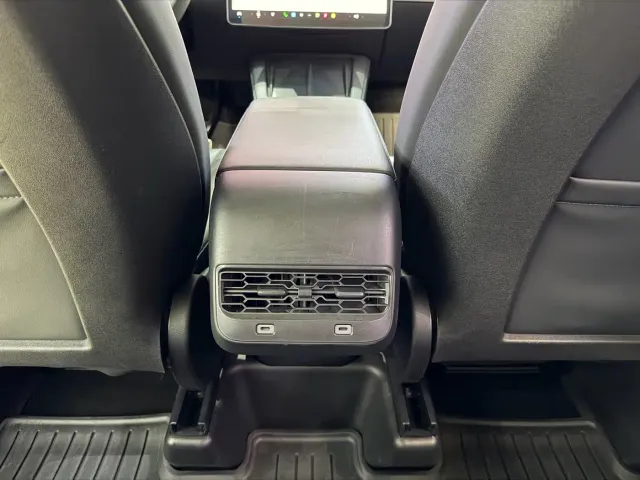 Tesla Model Y — Фото автомобиля 15