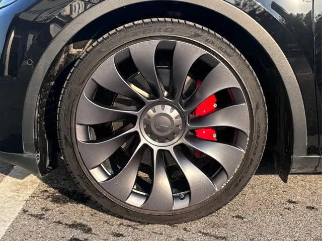 Tesla Model Y — Фото автомобиля 7