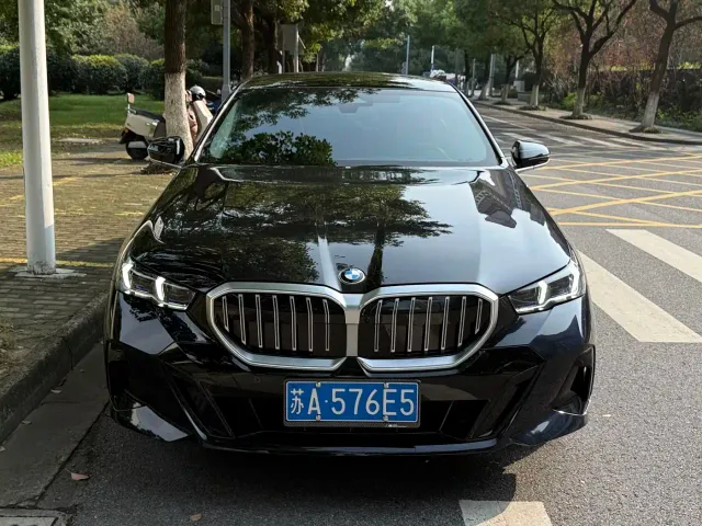 BMW 5 Series — Фото автомобиля 2