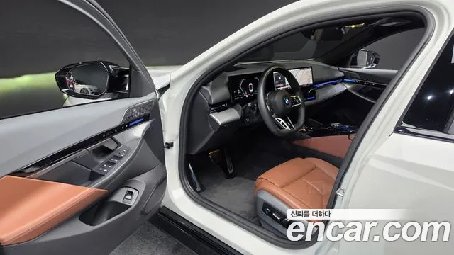 BMW 5 Series G60 — Фото автомобиля 10