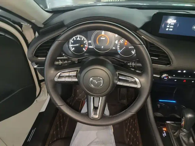 Mazda Axela — Фото автомобиля 10