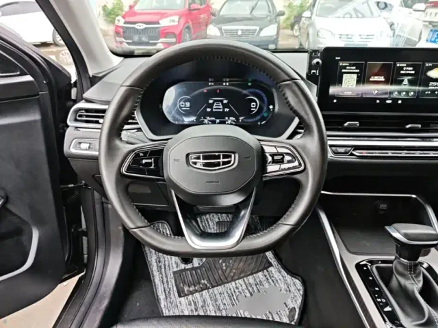 Geely Emgrand — Фото автомобиля 10