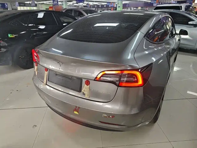 Tesla Model 3 — Фото автомобиля 5