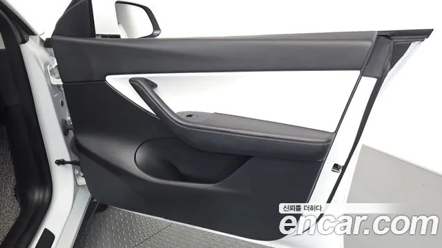 Tesla Model Y — Фото автомобиля 13