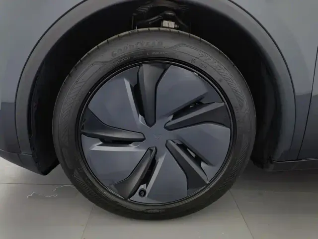 Tesla Model Y — Фото автомобиля 17