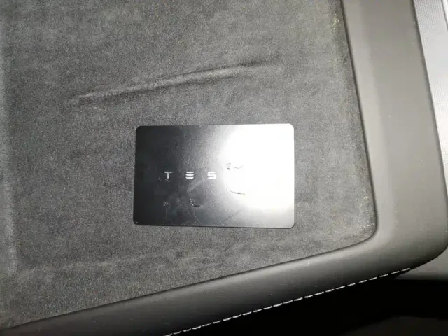 Tesla Model 3 — Фото автомобиля 8