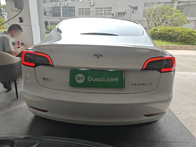 Tesla Model 3 — Фото автомобиля 5