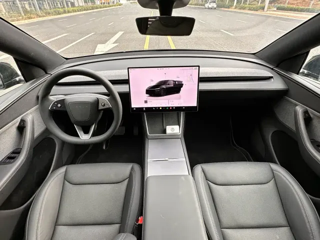 Tesla Model Y — Фото автомобиля 13