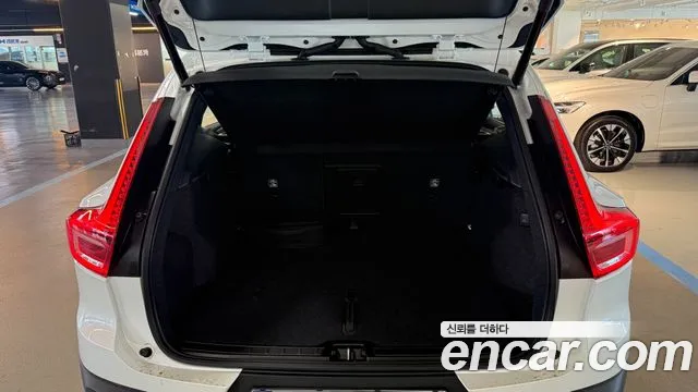 Volvo XC40 — Фото автомобиля 11