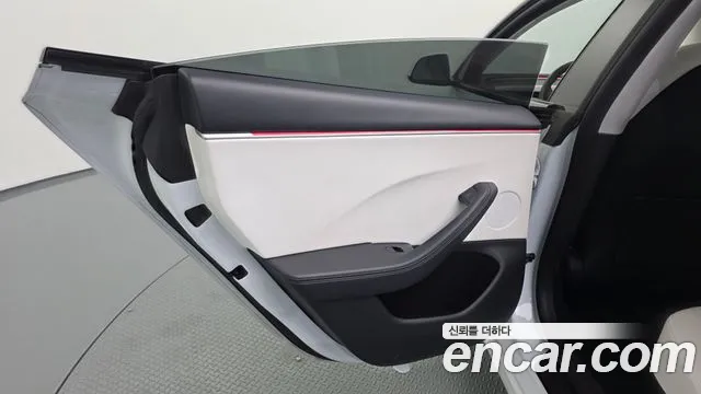 Tesla Model 3 — Фото автомобиля 22