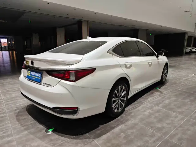 Lexus ES — Фото автомобиля 5