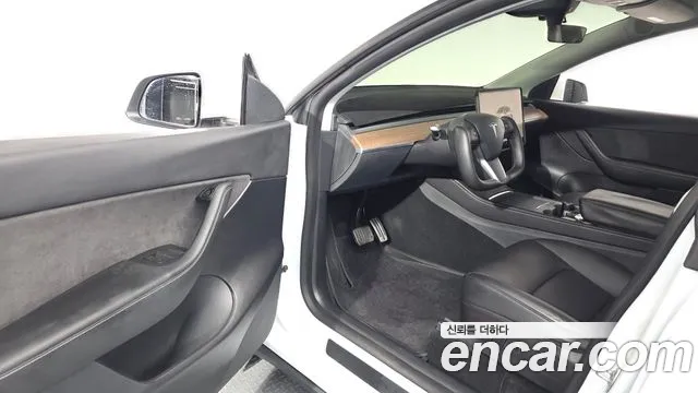 Tesla Model Y — Фото автомобиля 15