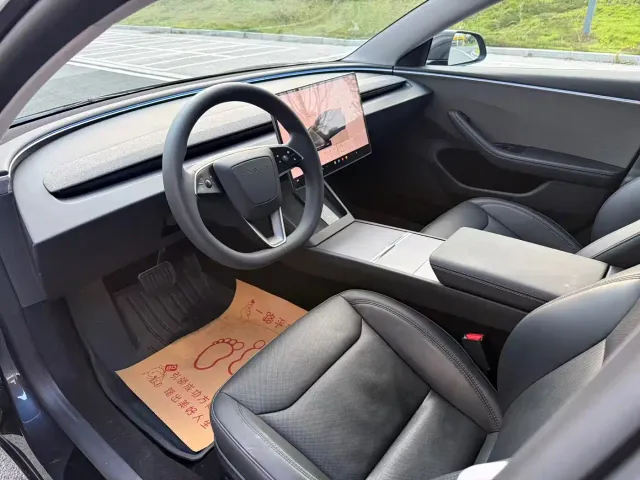 Tesla Model 3 — Фото автомобиля 4