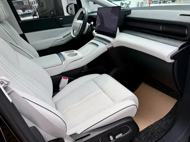 Xpeng X9 — Фото автомобиля 14